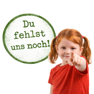 Lachendes Mädchen mit roten Zöpfen zeigt nach vorn, daneben der Schriftzug „Du fehlst uns noch!" – Stellenangebot für Fachkräfte