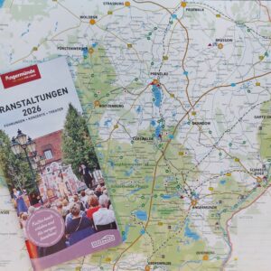 Broschüre „Veranstaltungen 2026" der Stadt Angermünde auf einer Landkarte der Uckermark