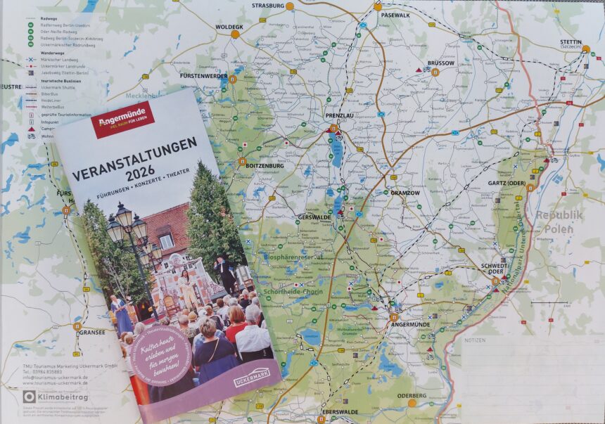 Broschüre „Veranstaltungen 2026" der Stadt Angermünde auf einer Landkarte der Uckermark