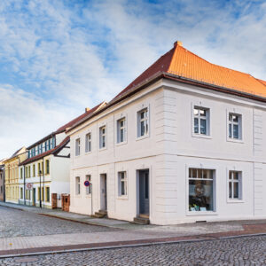 Geschäftssitz der GfG Gesellschaft für Gesundheit und Familie in Angermünde – saniertes Eckgebäude mit rotem Ziegeldach