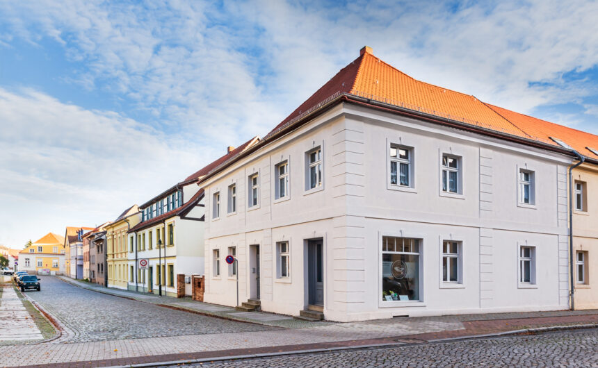 GfG-Hausbild_Foto_Ute_Ludwig (1) Geschäftssitz der GfG Gesellschaft für Gesundheit und Familie in Angermünde – saniertes Eckgebäude mit rotem Ziegeldach
