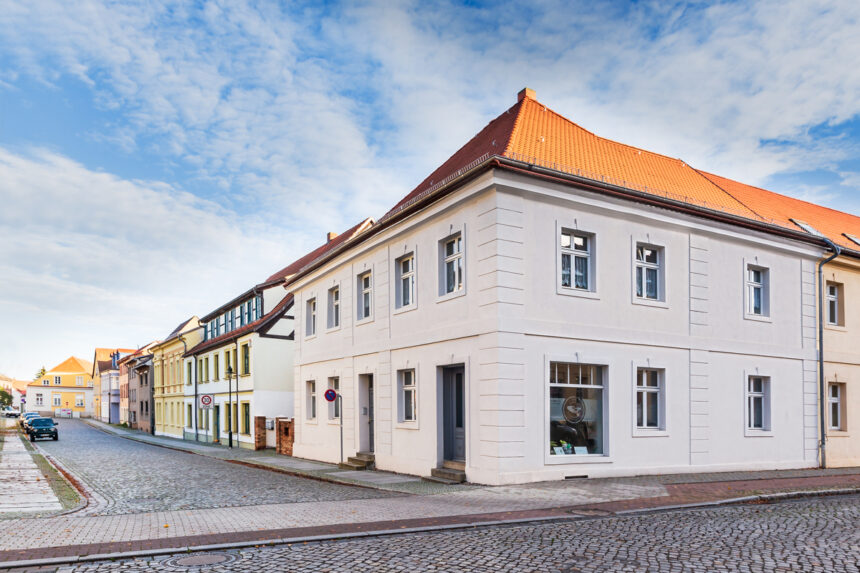 Geschäftssitz der GfG Gesellschaft für Gesundheit und Familie in Angermünde – saniertes Eckgebäude mit rotem Ziegeldach