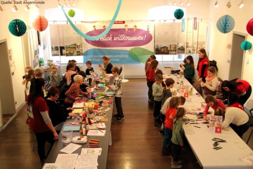 Kinder und Helfende basteln beim Kinderneujahrsempfang der Stadt Angermünde unter dem Banner „Herzlich willkommen"