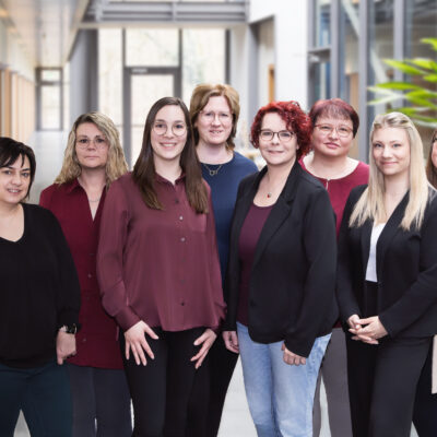 Das Team der GfG Gesellschaft für Gesundheit und Familie – acht Mitarbeiterinnen im hellen Flur am Standort Angermünde