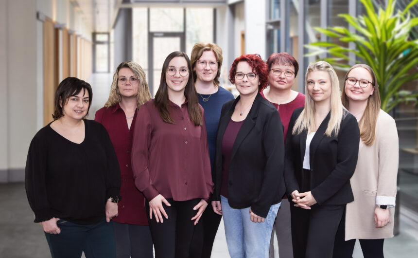 Gruppenfoto_Geschäftsführung_und_FBL_24032026_Foto_Ute_Ludwig (1) Das Team der GfG Gesellschaft für Gesundheit und Familie – acht Mitarbeiterinnen im hellen Flur am Standort Angermünde
