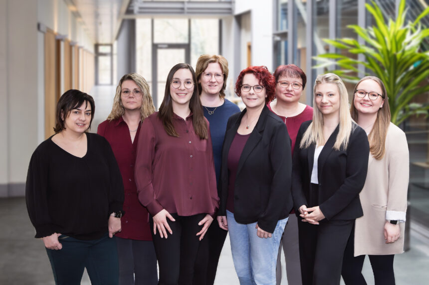Das Team der GfG Gesellschaft für Gesundheit und Familie – acht Mitarbeiterinnen im hellen Flur am Standort Angermünde